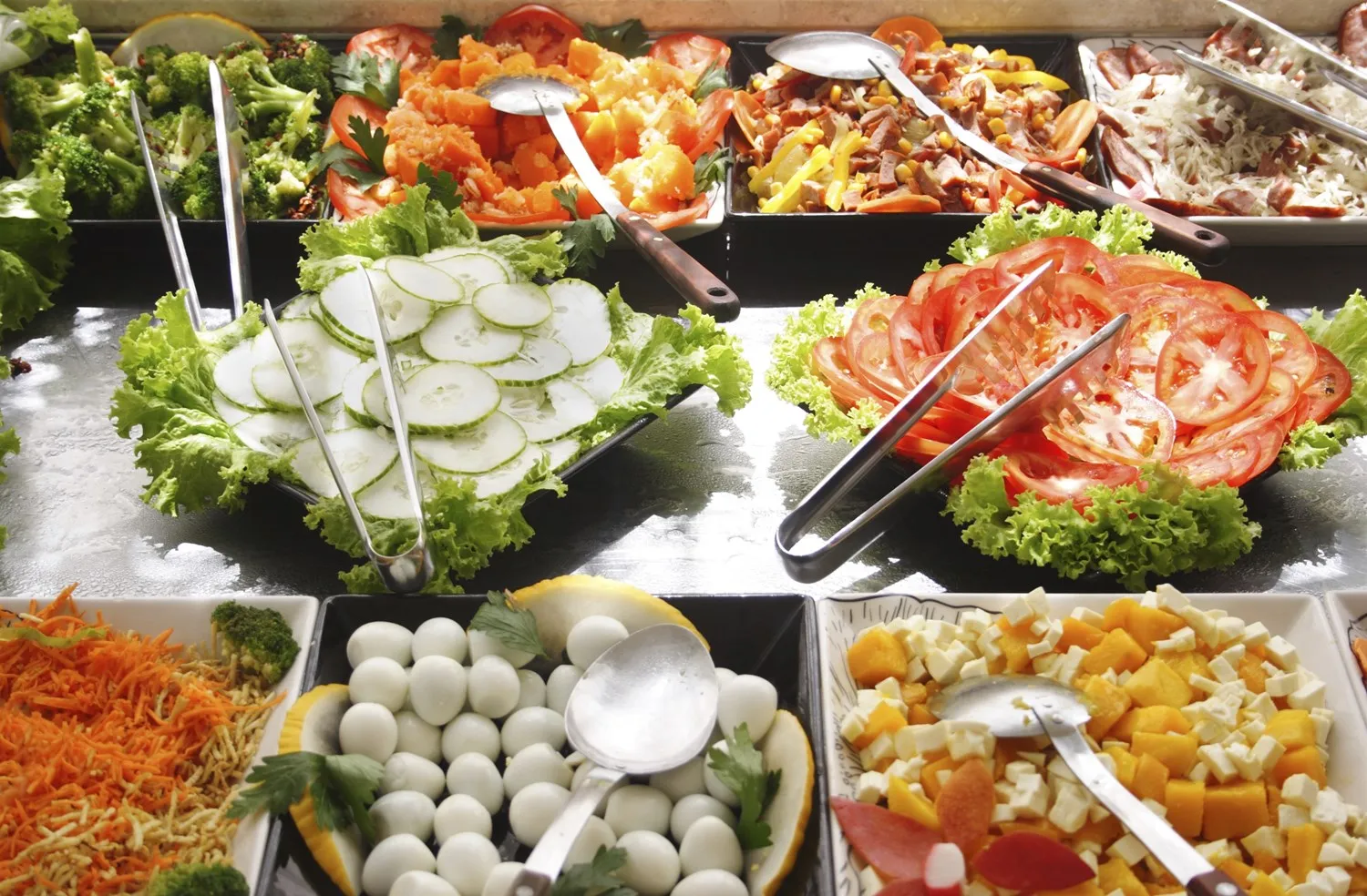 Salatbar med friske råvarer